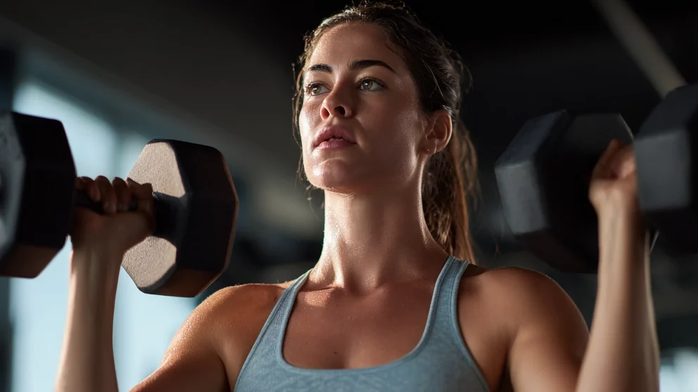 Woman lifting dumbels